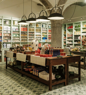 Interior da loja A Vida Portuguesa em Lisboa. A loja desta marca portuguesa é conhecida por vender produtos portugueses tradicionais e marcas antigas que mantêm embalagens clássicas. 