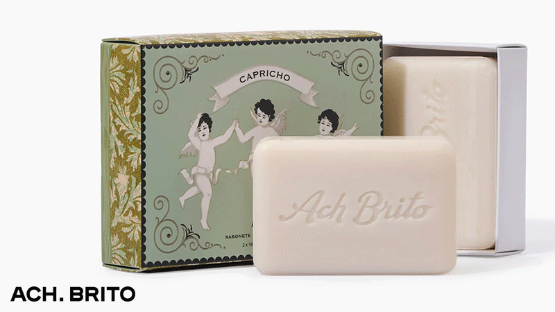 Conjunto de sabonetes da marca portuguesa Ach. Brito, modelo Capricho, que apresenta uma fragrância de mel e alecrim.