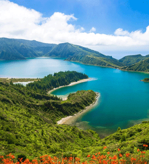 Imagem da Lagoa do Fogo, um lago de cratera localizado na ilha de São Miguel, nos Açores, Portugal.