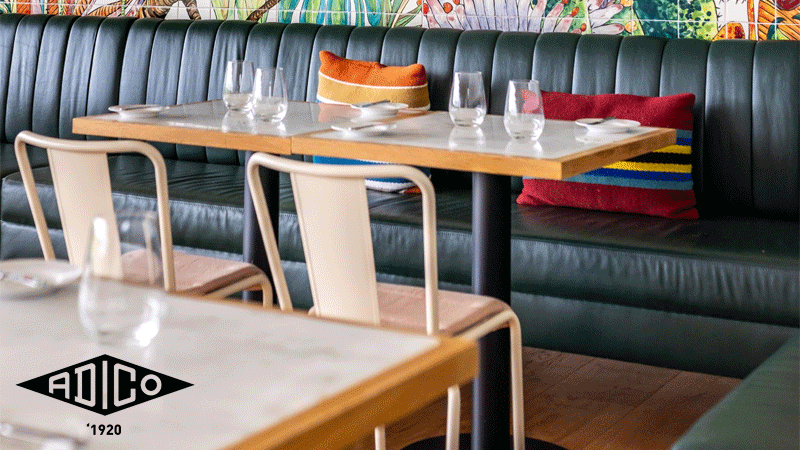 Cadeiras metálicas da marca portuguesa de mobiliário Adico, especificamente modelos da coleção clássica, frequentemente referidos como a "Cadeira Portuguesa", conhecidos pelo seu design icónico desde 1920.