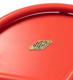 Detalhe de um produto da marca portuguesa de mobiliário Adico, reconhecível pelo seu logótipo metálico em forma de losango.