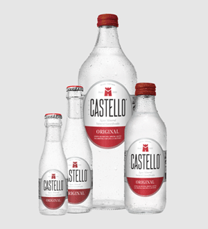 Garrafas de diferentes formatos da marca portuguesa Água Castello, uma água mineral natural gaseificada famosa pelas suas bolhas fortes e perfil carismático.