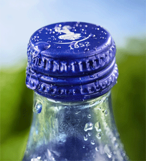 Gargalo da garrafa de vidro da marca portuguesa Água de Luso com tampa azul com logótipo e a data de fundação 1852.