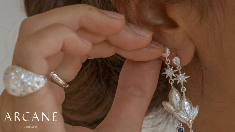 Peças de joalharia da marca portuguesa Arcane Jewellery, uma marca que oferece designs inspirados em elementos celestiais e naturais. 
