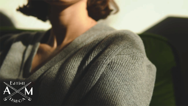 Camisola de malha cinzenta da marca portuguesa Armazém das Malhas Lisboa. 