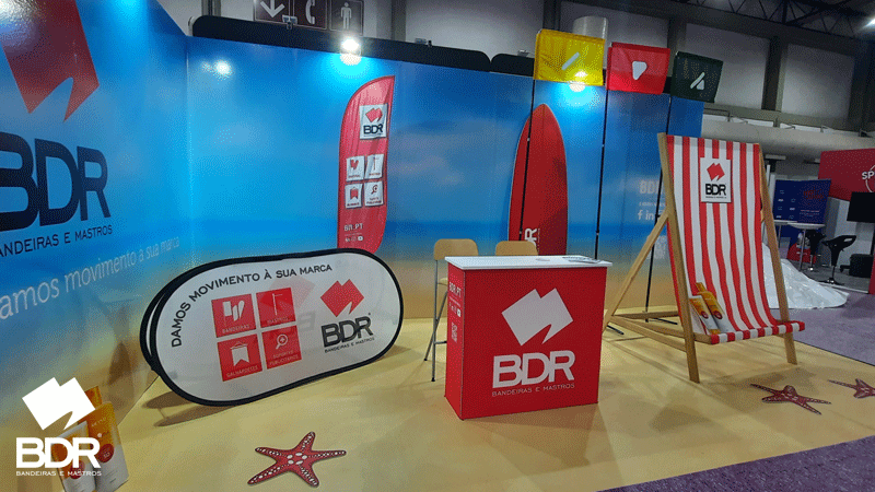 Stand de exposição da marca portuguesa BDR Bandeiras e Mastros apresentando diversas soluções de comunicação visual, incluindo uma Beachflag personalizada e um Golf Banner.