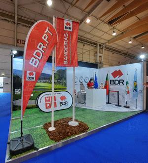 Bandeiras e Mastros da marca portuguesa BDR, empresa especializada no fabrico de bandeiras, mastros e suportes publicitários. Produzem beachflags, mastros, galhardetes e roll-ups personalizados para empresas e eventos.