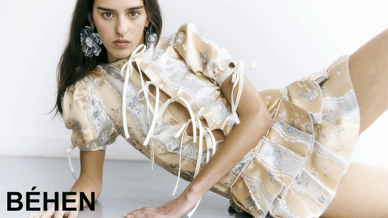 Vestido curto com folhos na saia da marca portuguesa Béhen.