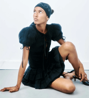 Vestido curto preto com folhos e mangas bufantes da marca portuguesa Béhen.