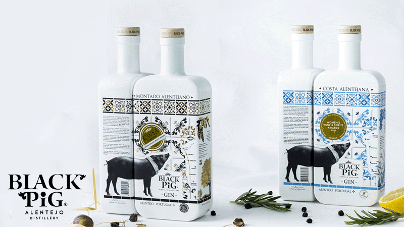 Garrafas de Black Pig Montado Alentejano e de Black Pig Costa Alentejana, gins premium produzidos pela Black Pig Alentejo Distillery em Santo André, Portugal.
