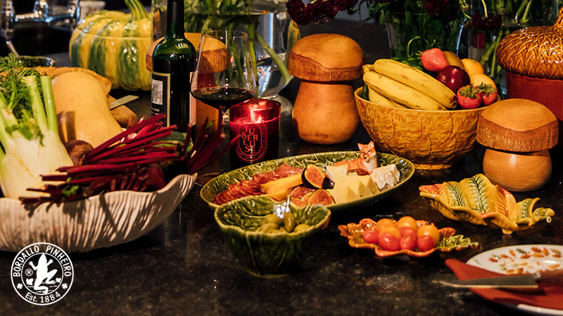 Mesa posta com as louças e as cerâmicas da marca Bordallo Pinheiro.