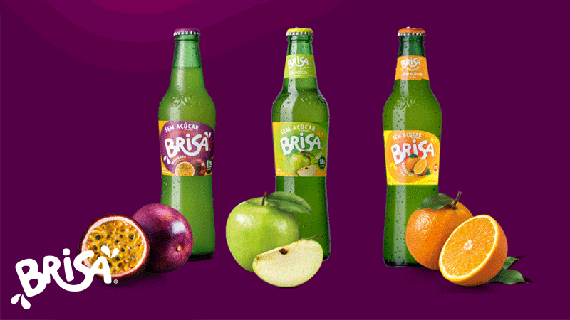 Garrafas de refrigerante da marca portuguesa Brisa, disponíveis em sabores de maracujá, maçã e laranja.
