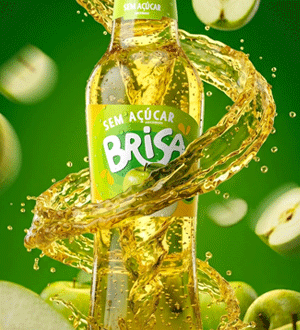 Refrigerante de maçã da marca portuguesa Brisa, uma versão sem açúcar, com 18% de sumo natural de maçã e levemente carbonatada, destacada pela sua garrafa de vidro e design refrescante.