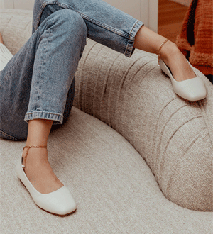 Modelo a usar sabrinas com tiras intercambiáveis da marca portuguesa Camia. 