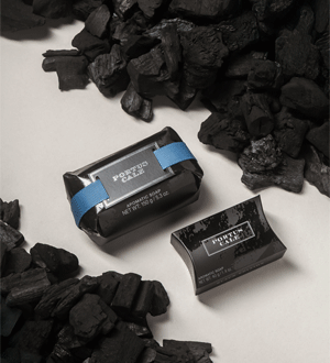Sabonete Portus Cale Black Edition da marca portuguesa Castelbel, que se destaca pelo seu embrulho artesanal preto e fita azul.