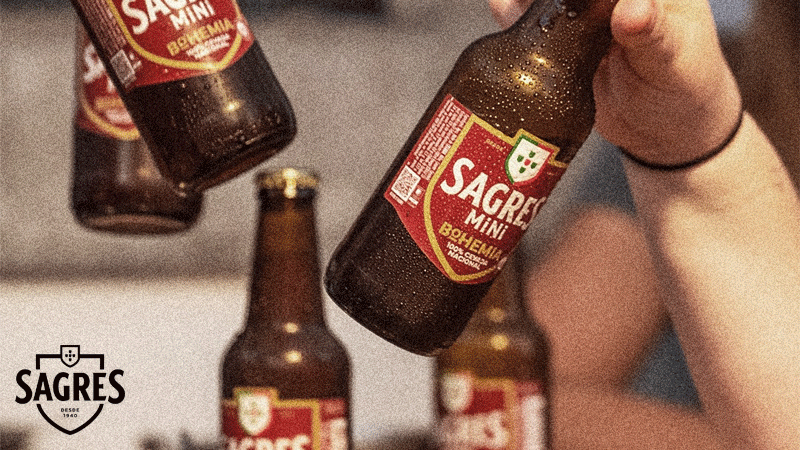 Garrafa de cerveja Sagres Bohemia Mini da marca portuguesa Cerveja Sagres, uma cerveja ruiva do tipo Märzen.