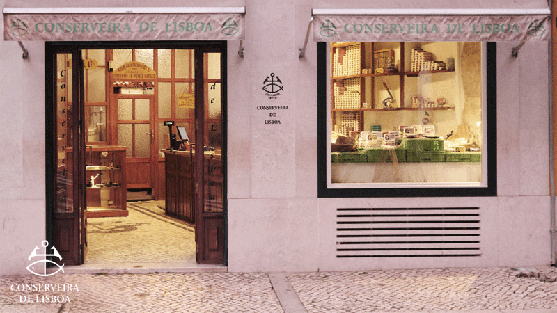 A marca portuguesa Conserveira de Lisboa, fundada em 1930 e situada na Rua dos Bacalhoeiros, é uma das mercearias tradicionais mais icónicas de Lisboa, famosa por preservar intacto o ambiente e o mobiliário original dos anos 30.  