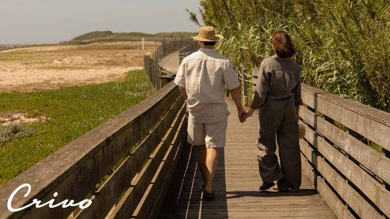 Conjuntos de Homem e Mulher em linho, de corte casual da marca portuguesa CRIVO®, ideal para férias de verão. 