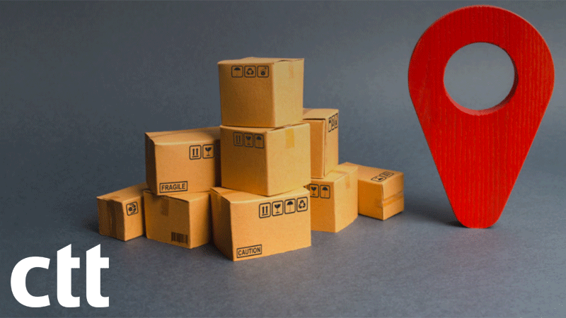 Caixas de cartão empilhadas junto a um marcador de localização vermelho, com o logótipo branco da marca portuguesa CTT® no canto inferior esquerdo.