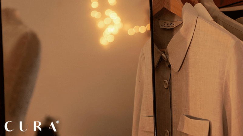 Vestuário da marca portuguesa Cura - Fashion Design Studio Pendurada em Loja