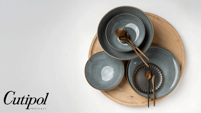 Conjunto de mesa da marca portuguesa Cutipol da coleção Goa Specials, destacando-se pelos talheres artesanais em madeira de cássia e peças orgânicas