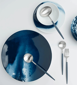 Os talheres da prestigiada marca portuguesa Cutipol, da icónica coleção Goa Blue, desenhada por José Joaquim Ribeiro. Esta linha destaca-se pelo design minimalista, hastes finas em resina azul mate e extremidades em aço escovado