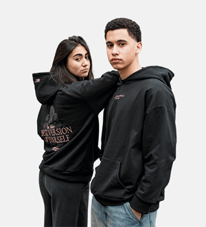 Sweatshirts minimalistas, com bordados discretos e detalhes que evocam o luxo subtil do estilo old money da marca portuguesa Dhika.