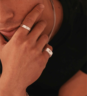 Anéis de prata da marca portuguesa Dicci, especificamente o modelo "Statement Silver Ring" com diamante e um anel martelado de 5mm.