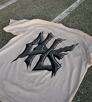 T-shirt de cor bege da marca portuguesa DILE com um estampado gráfico do nome da marca em tons de cinzento.