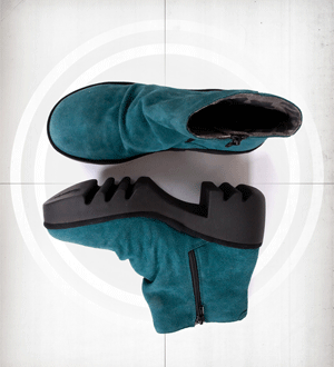 Botas de mulher camurça azul-petróleo da marca portuguesa Fly London.