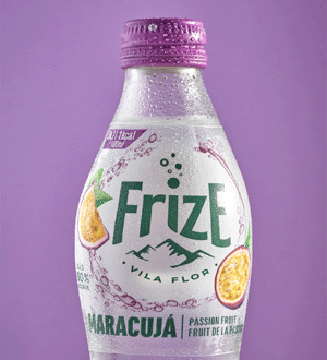 Garrafa de água com gás sabor maracujá da marca portuguesa Frize.