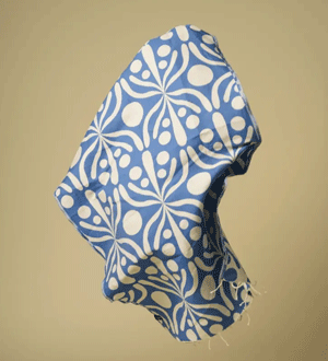 Toalha de praia da marca portuguesa Futah com um padrão floral azul e branco sobre um tecido de algodão.