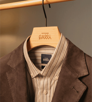 Camisa de riscas e um blazer de camurça da marca portuguesa de vestuário masculino Giovanni Galli. 