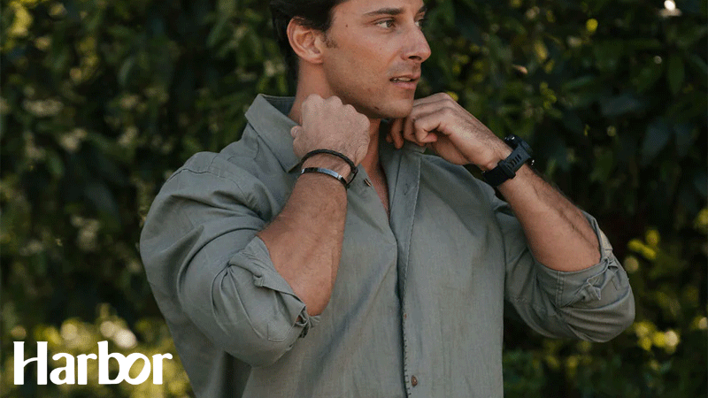 Camisa de linho estilo casual em tom verde-oliva da marca portuguesa Harbor Company com um corte confortável e textura natural respirável.
