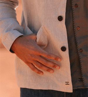 Casaco bege estilo chore jacket da marca portuguesa Harbor Company confecionado em linho leve com botões escuros contrastantes.