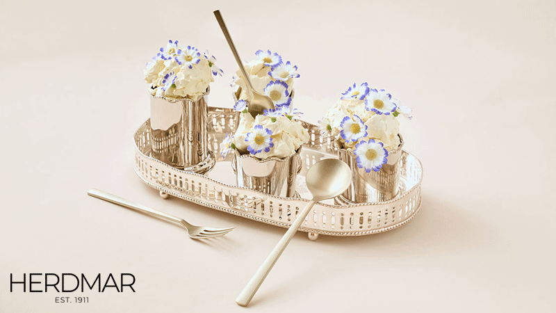 Conjunto que inclui um tabuleiro decorativo e talheres de servir da coleção Vintage da marca portuguesa Herdmar.