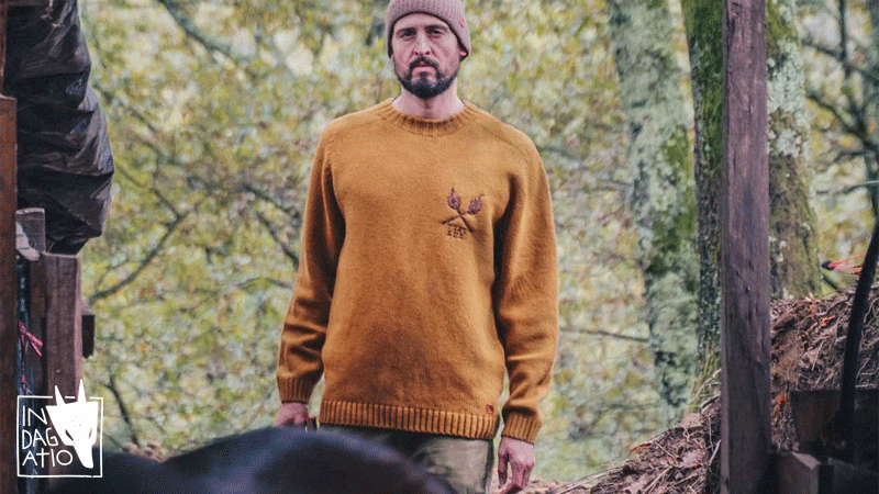 Homem na Natureza vestindo camisola de lã amarela mostarda da marca portuguesa Indagatio.