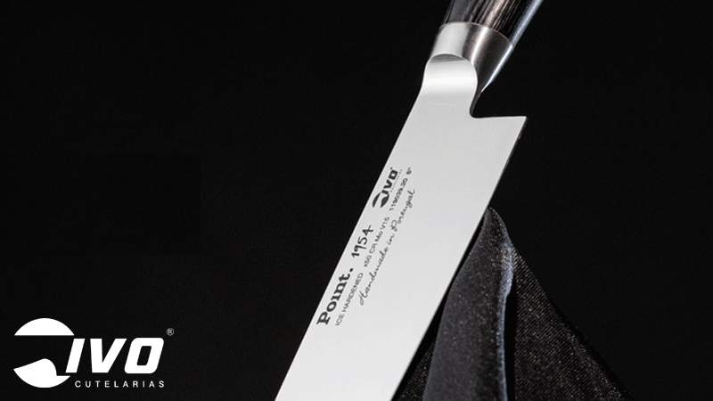 Faca da linha Point 1954 da marca portuguesa IVO Cutelarias, com lâmina fabricada em aço inoxidável com tratamento térmico criogênico para maior durabilidade do fio.