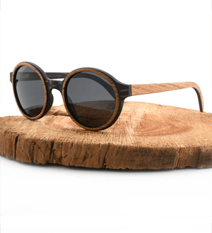 Óculos de sol redondos Joplins Pepe, fabricados à mão com camadas de madeira de Ébano e Burl da marca portuguesa Joplins.