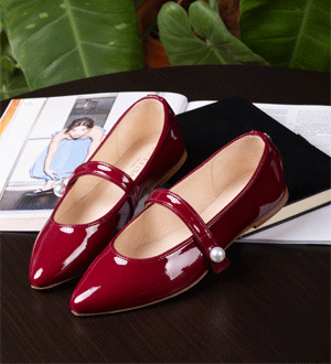Patent Mary Jane ballet flats, On Point Burgundy model, from the On Point collection by the Portuguese brand Josefinas, ideal for casual or formal wear.