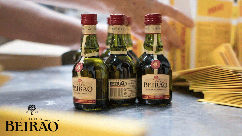 Conjunto de garrafas de Licor Beirão, um licor português tradicional amplamente reconhecido.