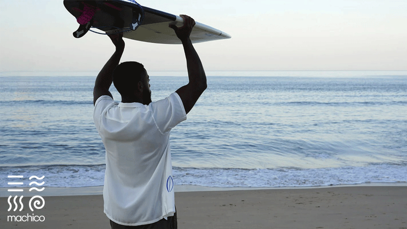 Camisa Elba Island de homem da marca portuguesa Machico Store com bordado exclusivo de um barco à vela, feita em Portugal numa edição limitada.