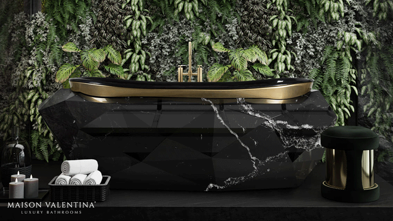 A banheira Diamond Faux Marble da MAISON VALENTINA LUXURY BATHROOMS® apresenta um corpo escultórico em falso mármore preto, facetado e inspirado na lapidação de uma pedra preciosa, realçado por um rebordo com acabamento lacado dourado brilhante.