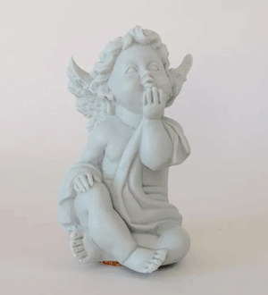 Anjo de cera aromática da marca portuguesa Manulena. É uma peça decorativa perfumada, ideal para criar um ambiente agradável e acolhedor. Pode ter diferentes fragrâncias, como "Cosy Musk" ou "Garden Bouquet". Muitas vezes, é branco ou de cor clara.