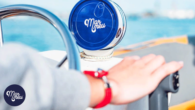 Pulseira da marca portuguesa Mar Meu em cabo náutico, em ambiente de veleiro e com a lata que serve de embalagem à pulseira.