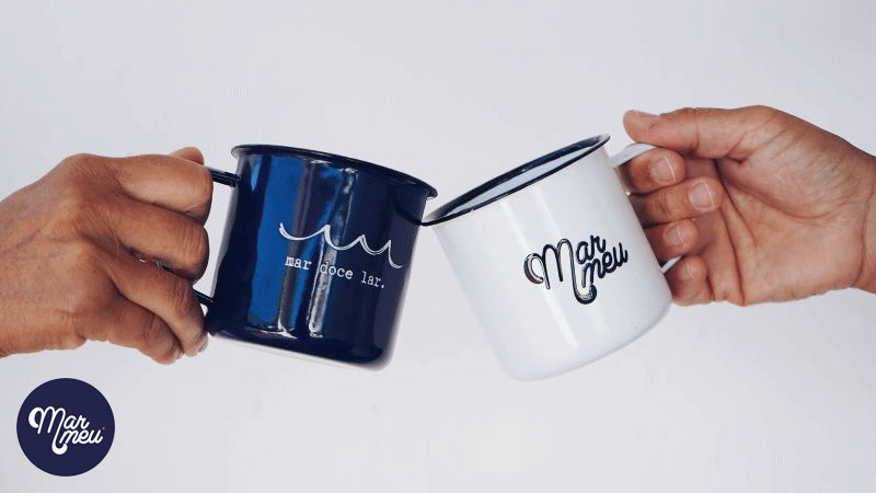 Conjunto de canecas de esmalte personalizadas da marca portuguesa Mar Meu nas cores azul e branco.