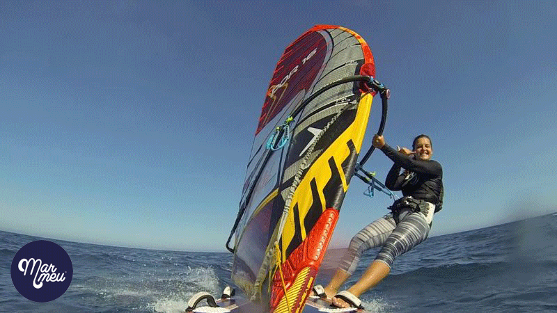 Imagem da fundadora da marca portuguesa Mar Meu, Margarida Gil Morais, a praticar windsurf.