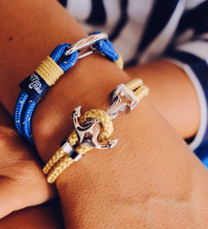 Conjunto de pulseiras de cabo náutico com fechos de âncora da marca portuguesa Mar Meu colocadas no pulso.