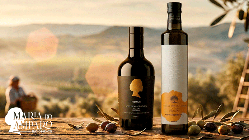 Garrafa de Azeite Maria do Amparo Premium DOP de 500ml que se destaca pelo seu rótulo preto minimalista com a silhueta dourada de uma mulher. É um azeite virgem extra certificado com Denominação de Origem Protegida de Trás-os-Montes.