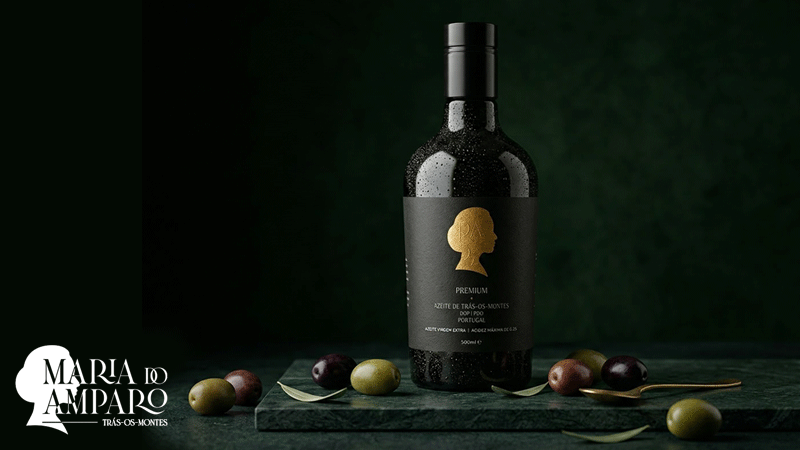 Garrafa de 500ml de Azeite Virgem Extra Premium da marca portuguesa Maria do Amparo, produzido em Trás-os-Montes, Portugal. O produto é certificado com DOP (Denominação de Origem Protegida) e apresenta um perfil equilibrado com notas verdes frescas.